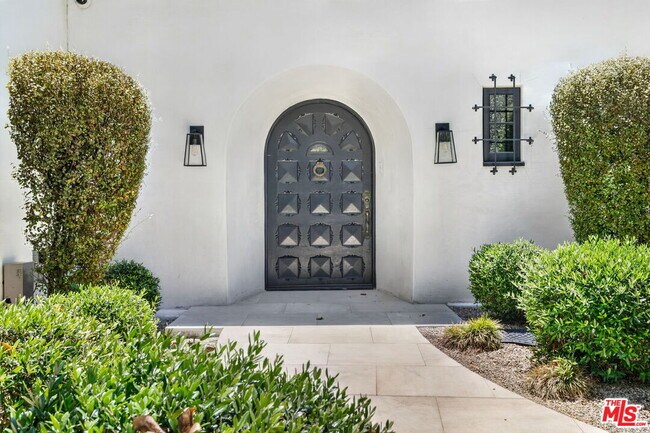 Building Photo - 729 N Bedford Dr