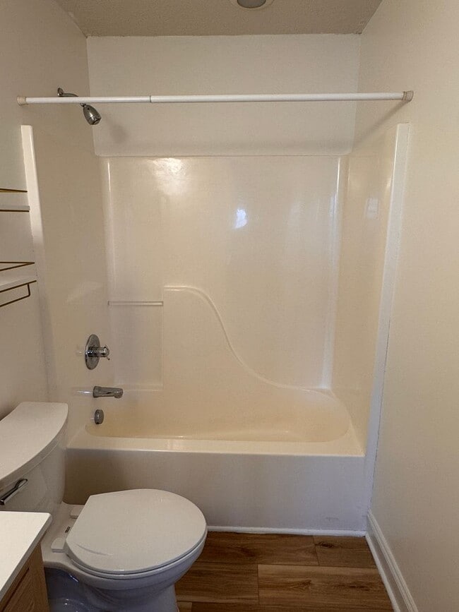 Building Photo - 3 Bedroom || 2 Full Bathroom & 2 Half Bathroom Townhome