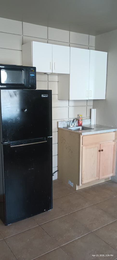 Building Photo - Furnished Beachside Studio