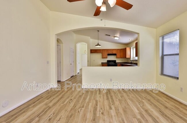 Building Photo - 1025 E Palomino Way