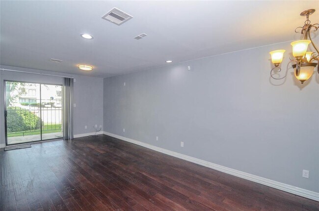 Building Photo - 2832 S Bartell Dr