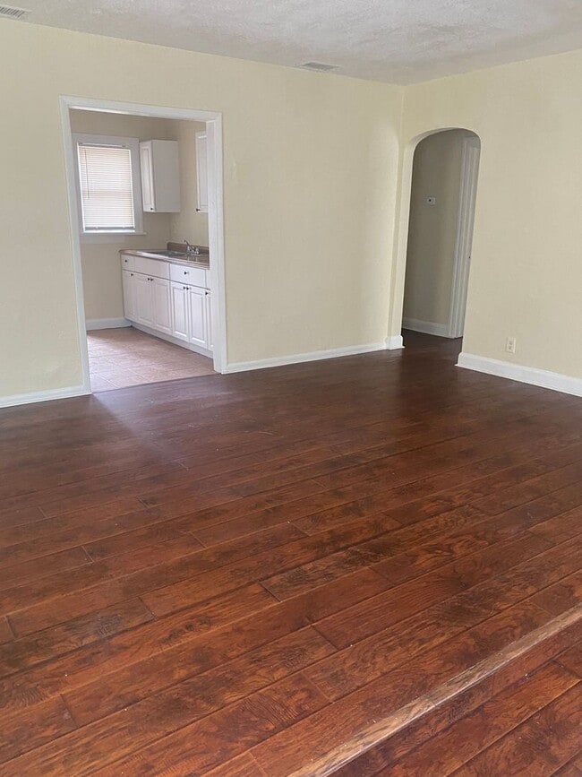 Building Photo - COMING SOON - 3 BEDROOM 1 BATH HOME LARGE FAMILY ROOM