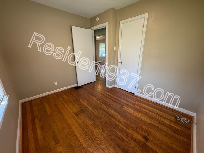 Building Photo - 3 Bed 1 Bath Home