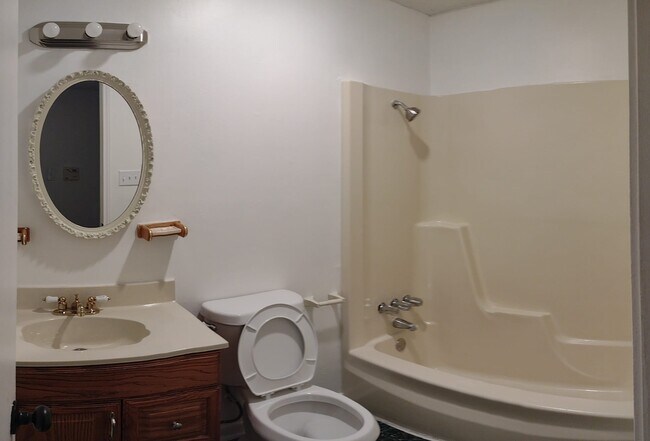2nd Full Bathroom - 6432 Bankside Dr