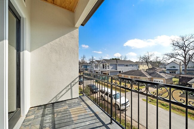 Building Photo - 1005 E 28th St