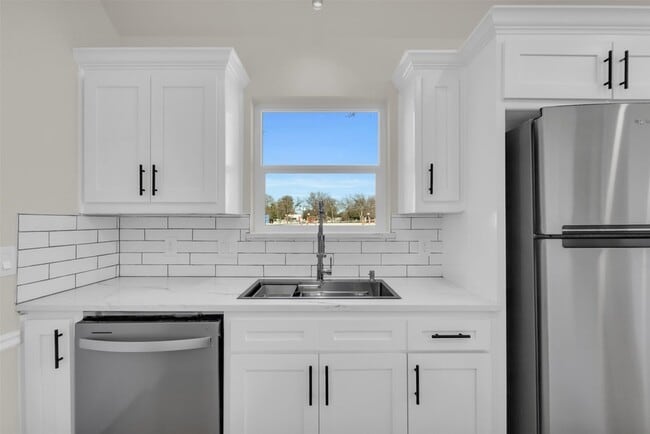 Building Photo - 8691 Pebblebrook Dr