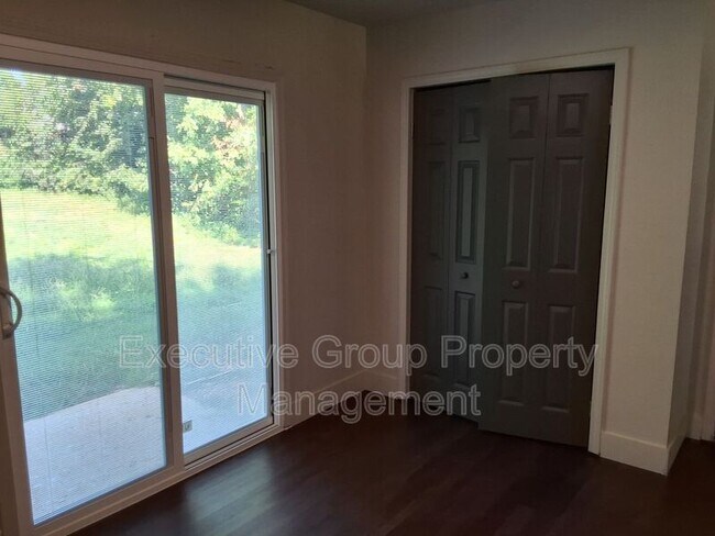 Building Photo - 117 Academy Ln