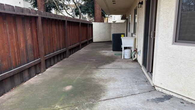 Building Photo - Spacious 3 bed/2 bath condo in Desirable Valley Crest