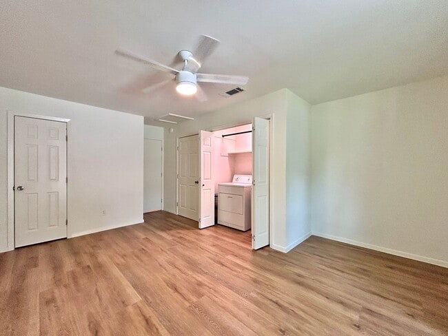 Building Photo - 4 Bed / 2 Bath Home with Covered Porch, Su...