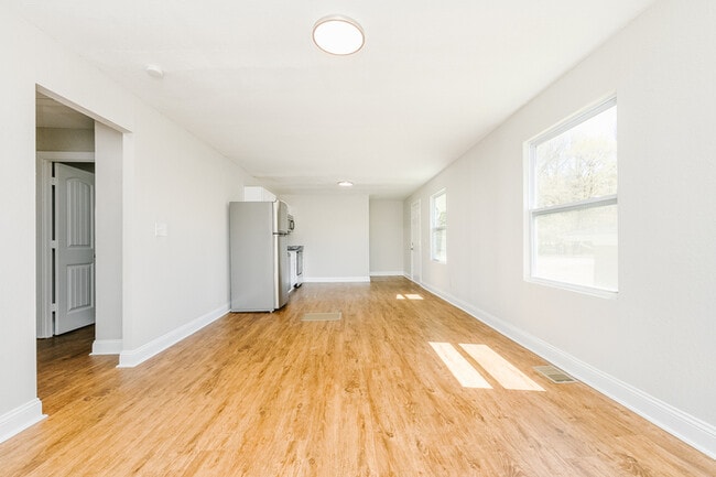 Building Photo - NEWLY RENOVATED 2 bedroom, 1 bathroom at G...
