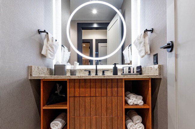 Building Photo - 1011 Canal St