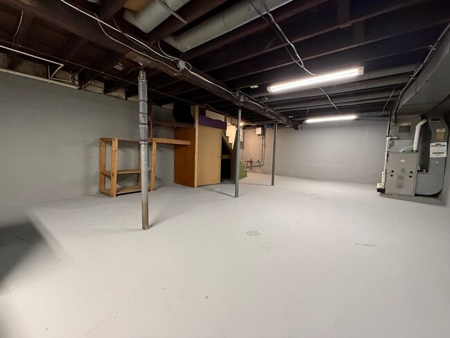 Building Photo - Updated 3BR 1 bath house with off street p...