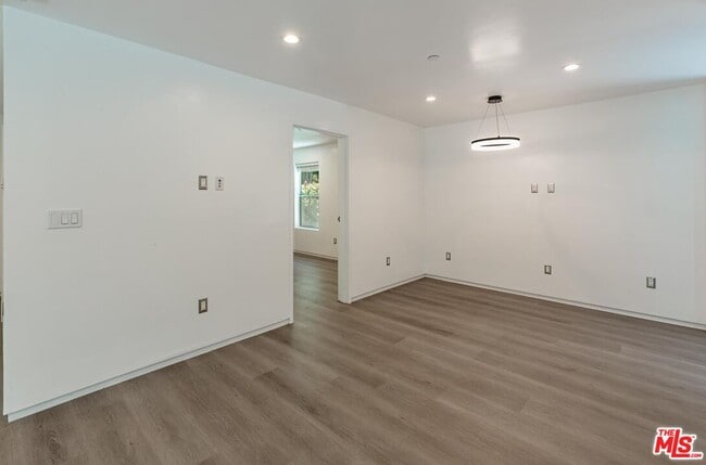 Building Photo - 613 6th Ave