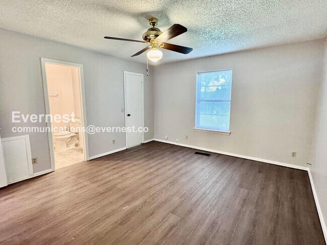 Building Photo - 3 Bed, 2 Bath Home with Garage / Pet-Friendly / Available Now!