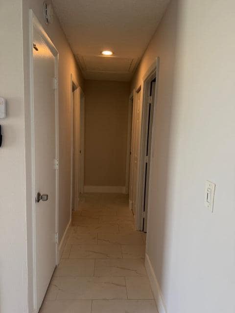 Building Photo - 9448 Saddlebrook Dr