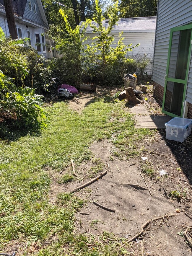 Building Photo - Charming 2-Bedroom House with Front Porch ...