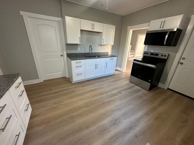 Building Photo - BEAUTIFUL RENOVATED NEW 4 BEDROOM 2 BATH H...