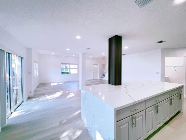 Building Photo - 549 Racquet Club Rd