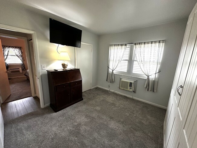Building Photo - ANNUAL - Beachy 2 bed 1 bath condo near th...