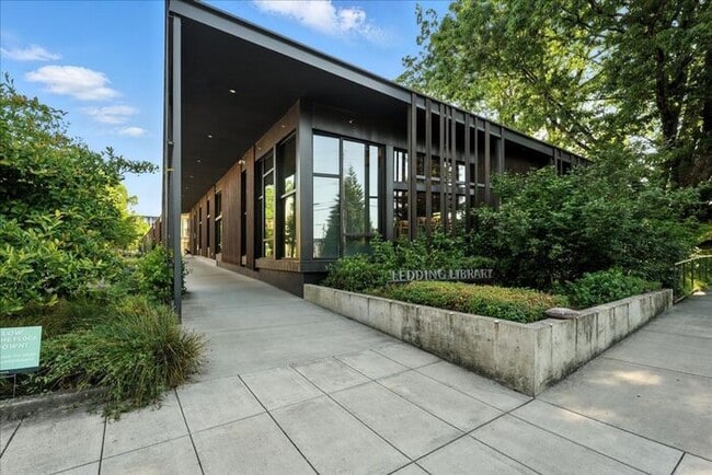 Building Photo - Versatile Townhome: Perfect for Live/Work ...