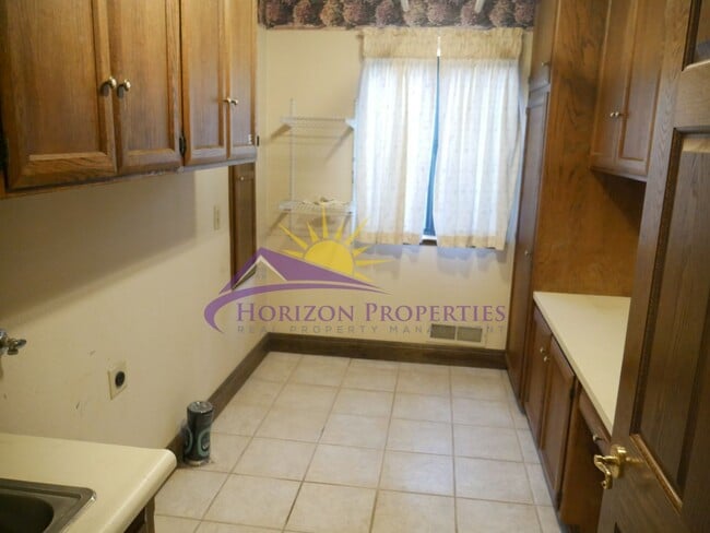 Building Photo - Spacious 4 Bed 4 Bath 2,954sqft Single Family Home in Carmichael