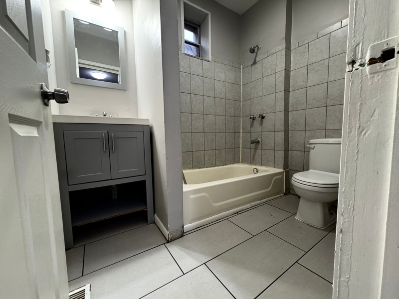 Building Photo - 2228 W 18th Pl