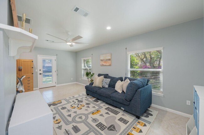 Building Photo - 512 Samana Way
