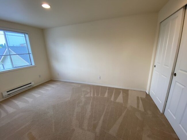 Building Photo - $2090 Green Lake 2 Story Condo W/ 2 balcon...