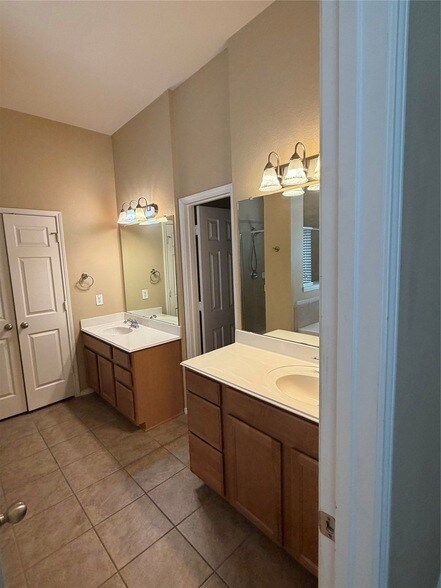 Building Photo - 11490 La Grange Dr