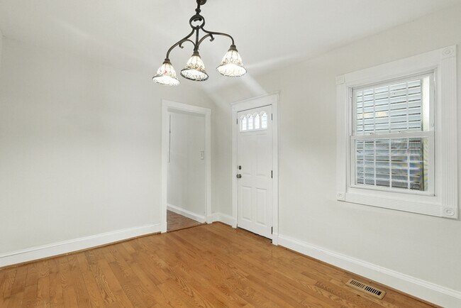 Building Photo - 877 W Lombard St