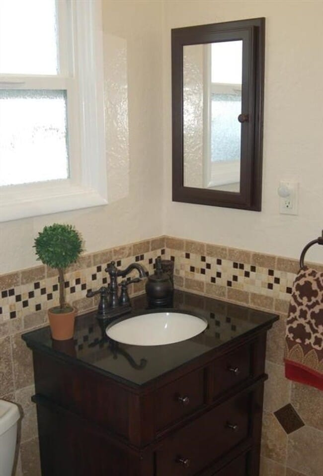 Building Photo - 1324 E Rose Ave