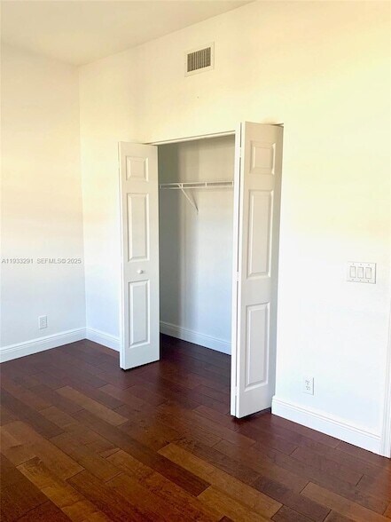 Building Photo - 218 SW 6th Pl