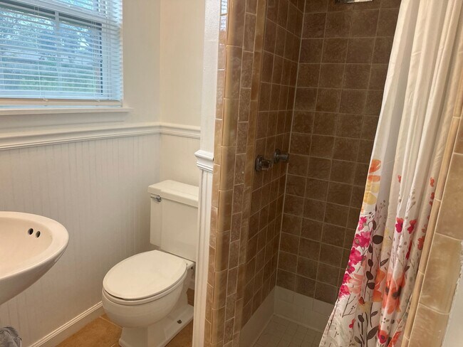 Building Photo - 2213 Suanne Dr