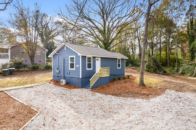 Building Photo - Dreamy Auburn Cottage