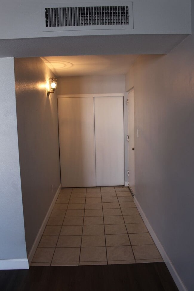 Building Photo - Upstairs 1 bedroom in Fairmont Gardens Com...