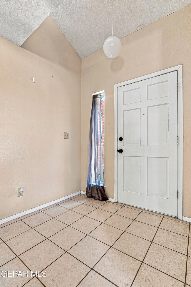 Building Photo - 4645 Loma De Plata Dr