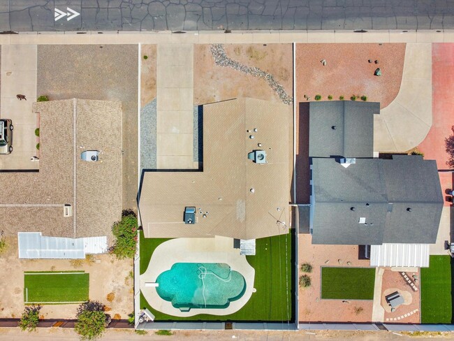 Building Photo - 6 Bedroom/4 Bath - Fully Remodeled