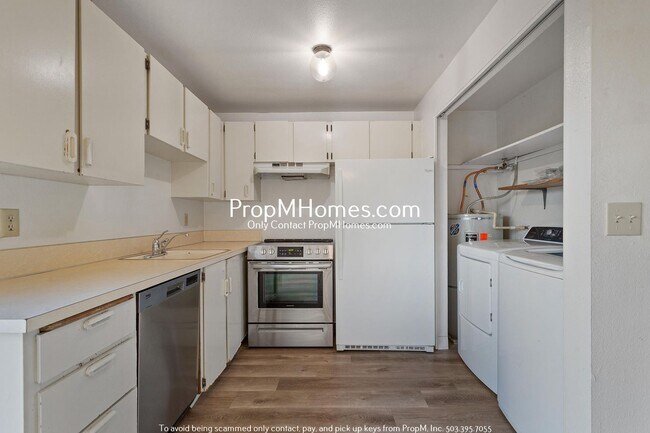 Building Photo - Cozy Two Bedroom in Montavilla - Large Fen...