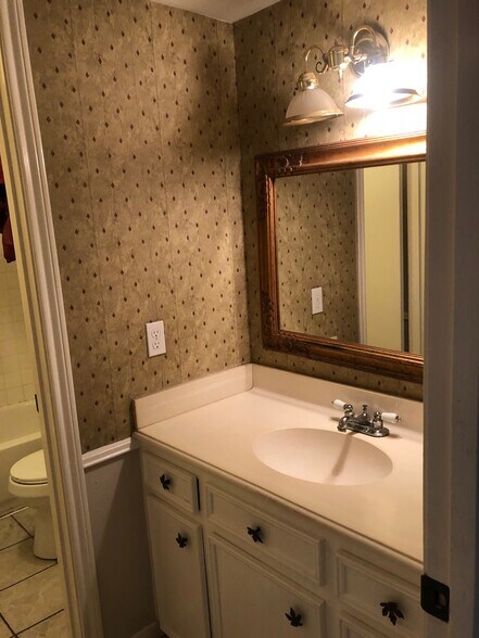 Upstairs Full Bathroom - 10019 Golden Sunshine Dr