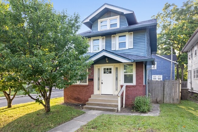 Primary Photo - 1037 N Temple Ave