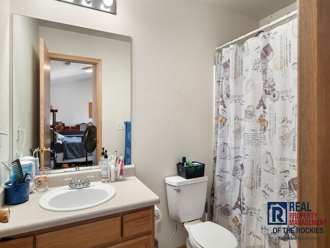 Building Photo - 2 Bed, 2 Bath Condo Near CSU!
