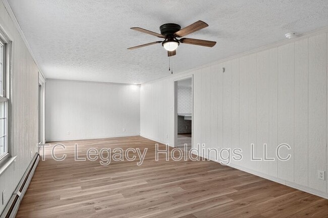 Building Photo - 1121 Eastwood Dr