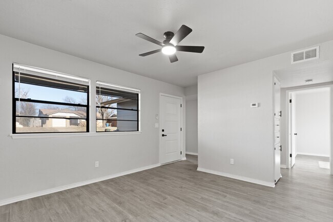 Building Photo - 1304 Pinewood Ct