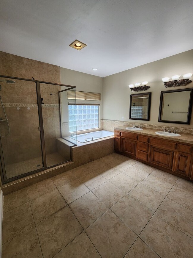 Building Photo - Gorgeous and Spacious 4 Bedroom Home
