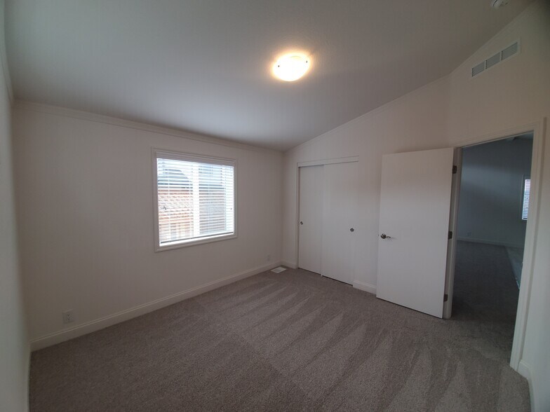 Building Photo - 25918 Meadowmist Dr