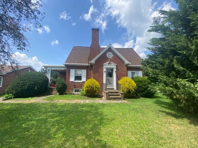Primary Photo - Amazing Cape Cod with 2 BR/ 1.5 BA and Bon...
