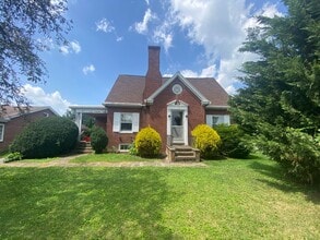 Building Photo - Amazing Cape Cod with 2 BR/ 1.5 BA and Bon...