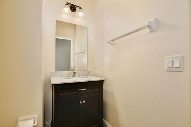 Building Photo - Lovely 3/2.5 Spacious Townhome with a 2 Ca...