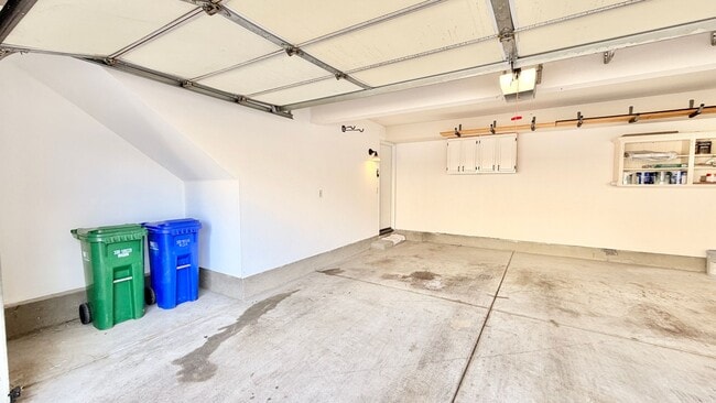 Building Photo - Bright & Lovely Two Story Townhome in the VistaMonte at San Luis Rey HOA Community of Oceanside!