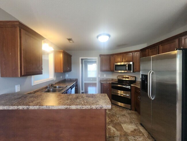 Building Photo - $2500 - 5 Bedrooms 3 Baths + Bonus Room